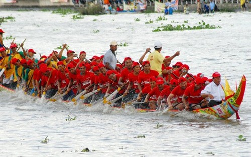 Своеобразная гонка на лодках «Нго» народности Кхмер в провинции Шокчанг - ảnh 2